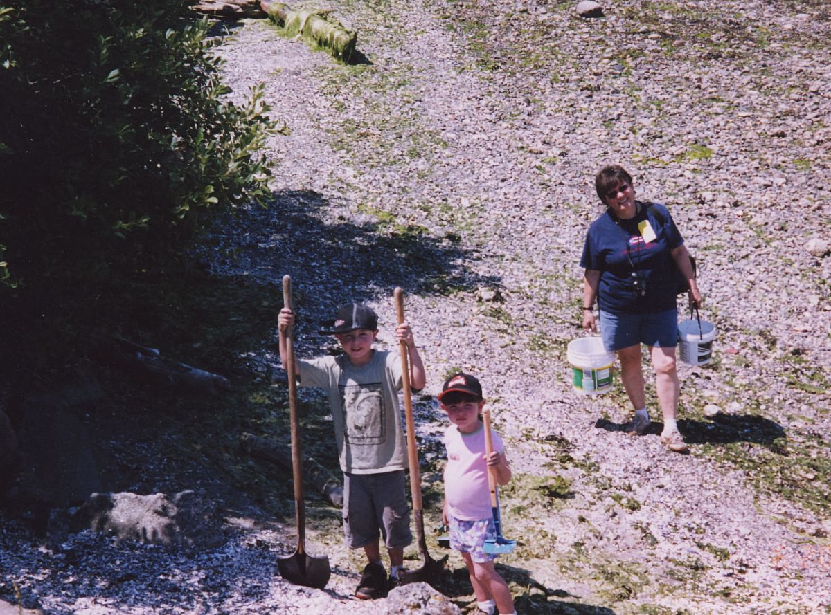 Judi, Aaron, Hannah Clamming